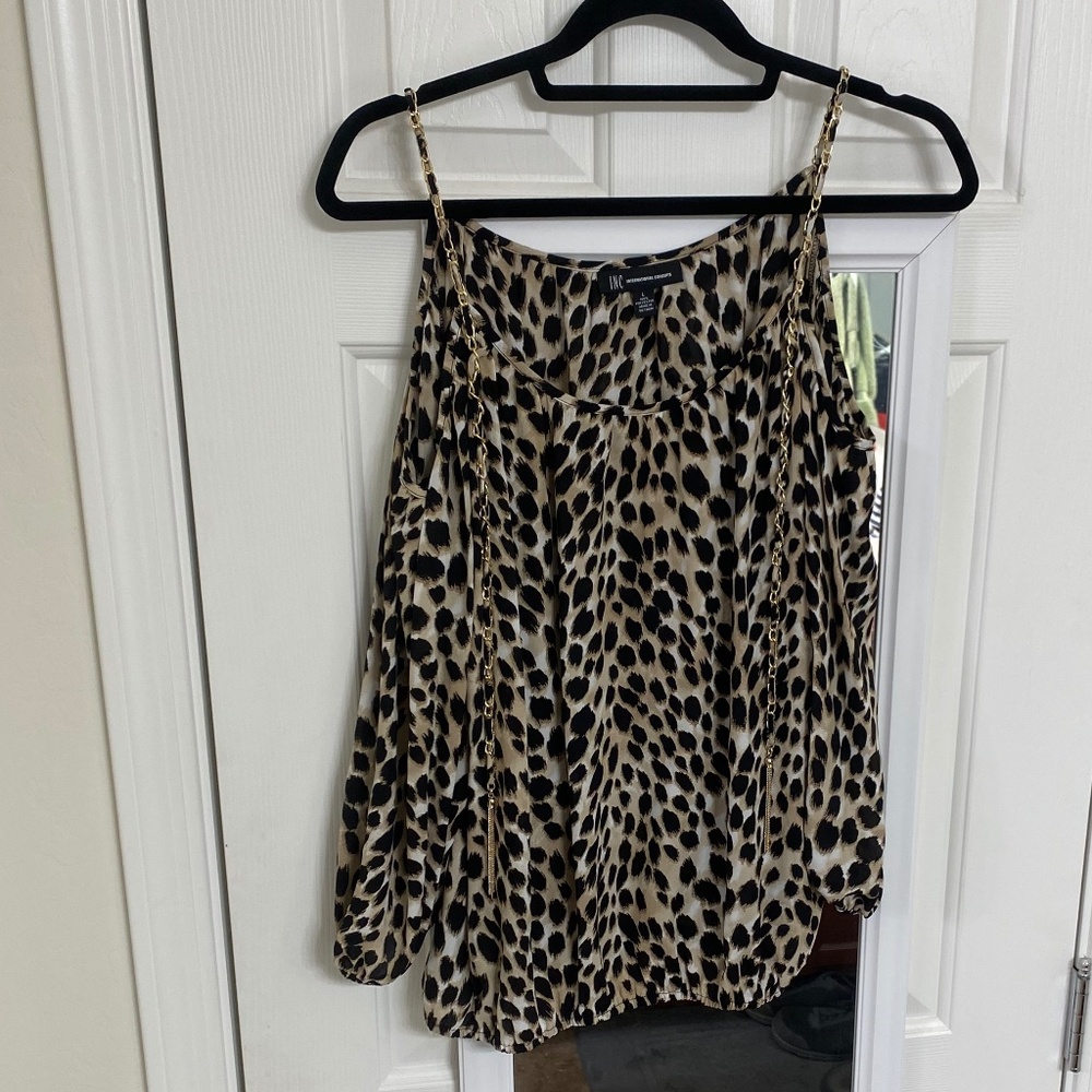 Inc International Concepts peek-a-boo shoulder top (L)